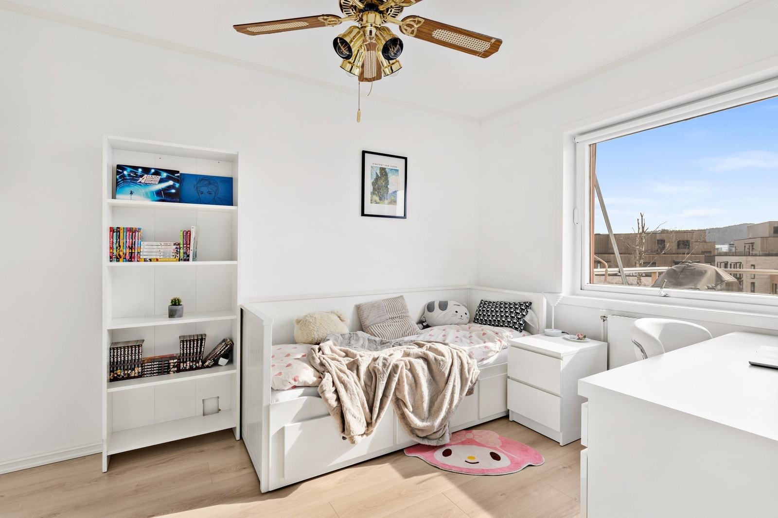 Overflater består av laminatgulv og malte vegger. Galleribilde