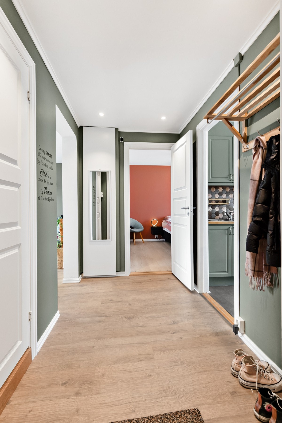 Her er det god plass til å henge fra seg ytterklær og skor. Galleribilde