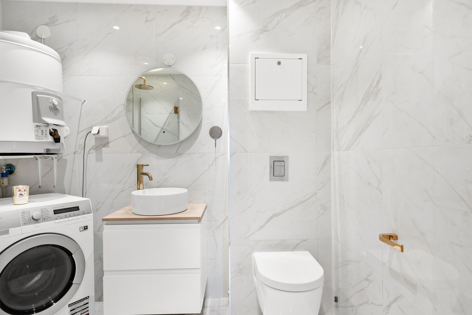 Boligen har et flott baderom som er innredet med dusj hjørne med glass vegger (2023), vegg hengt toalett og innredning med servant montert oppå med speil. Galleribilde