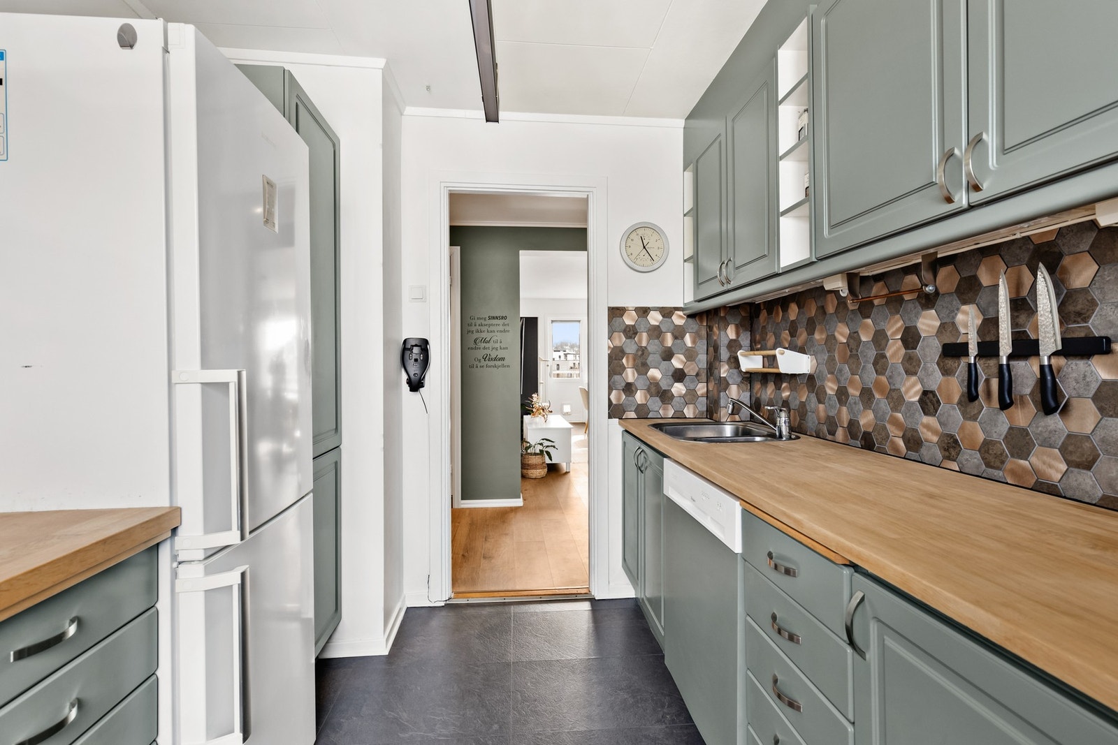 Store skap og skuffer gjør det enkelt å holde det ryddig og organisert, slik at du alltid har det du trenger lett tilgjengelig. Galleribilde