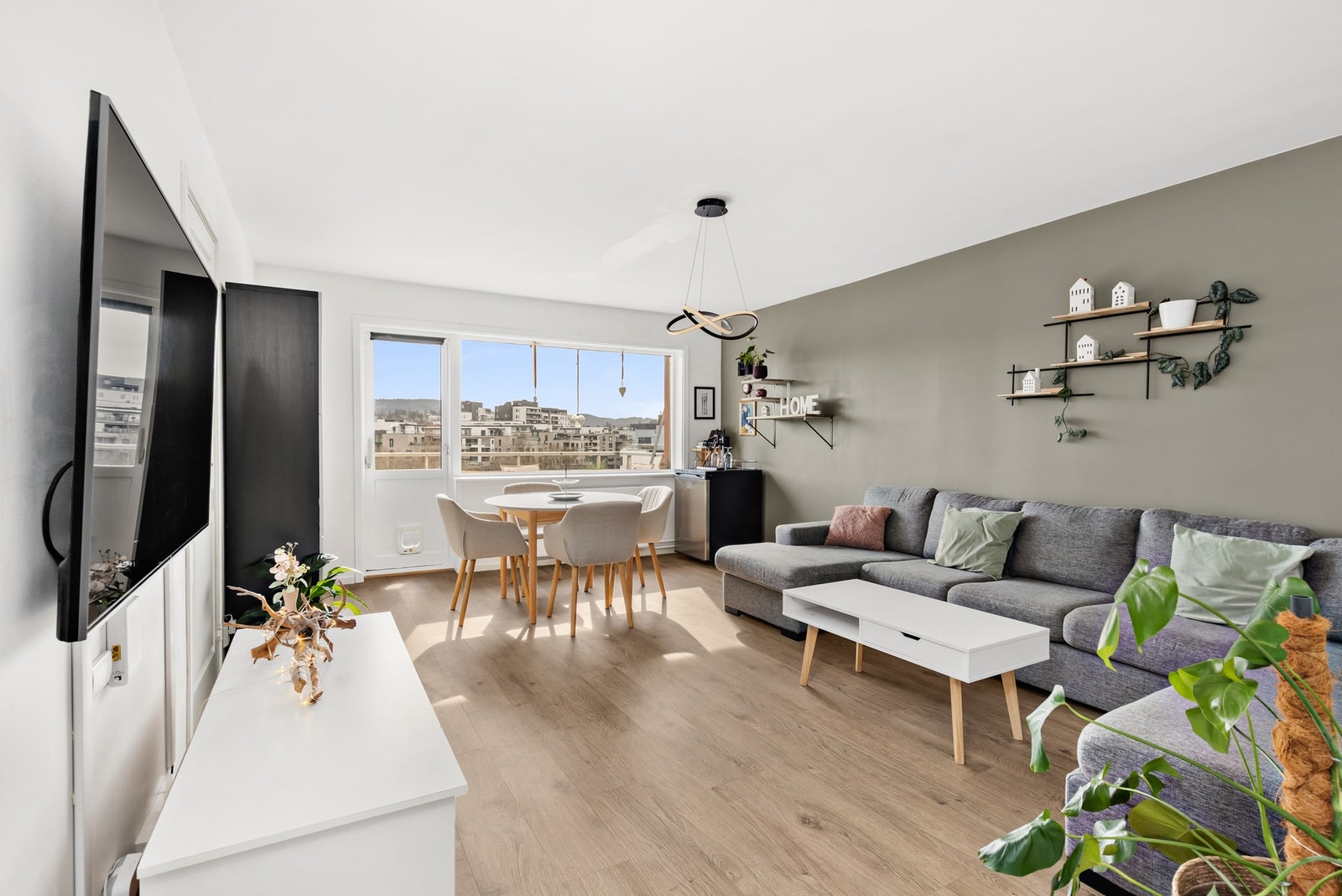 Dette er en pen og innbydende leilighet beliggende i blokkens 3. etasje med god planløsning og utsikt over nærområdet. Galleribilde