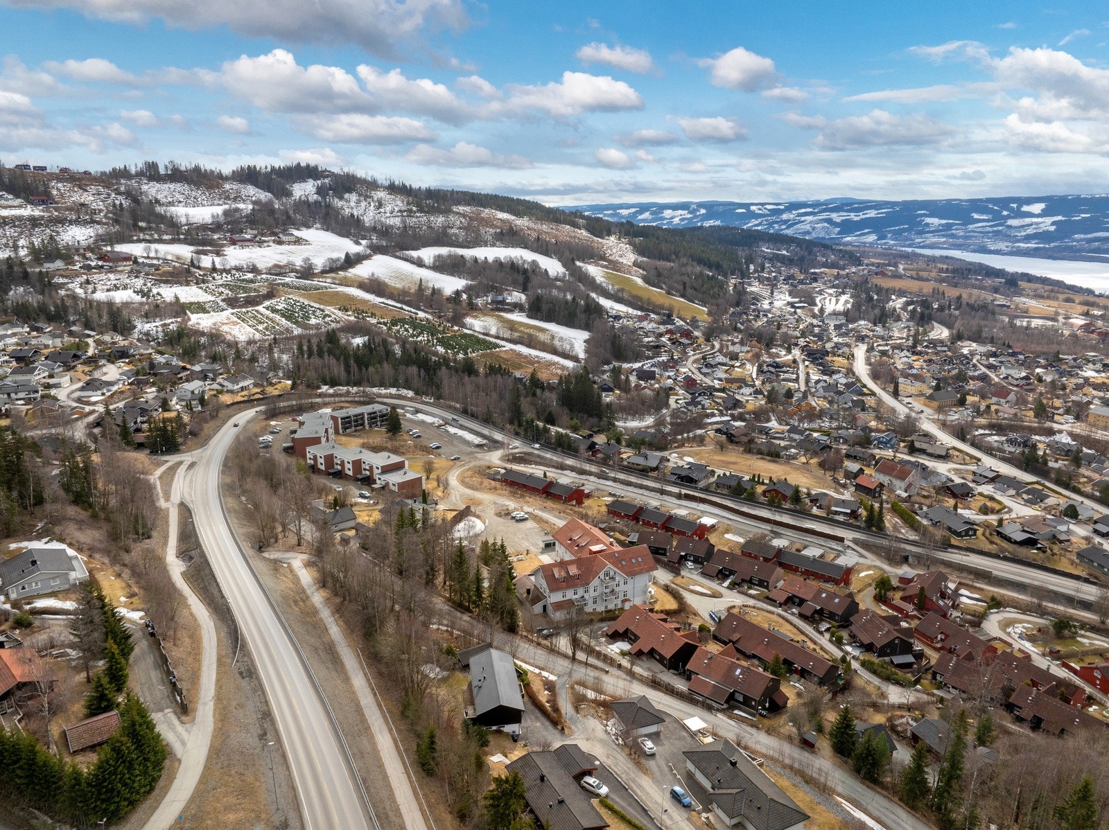 in utsikt utover Lillehammer og Mjøsa med vestvendt og solrik beliggenhet. Fine uteplasser og hyggelig hageområde. Galleribilde