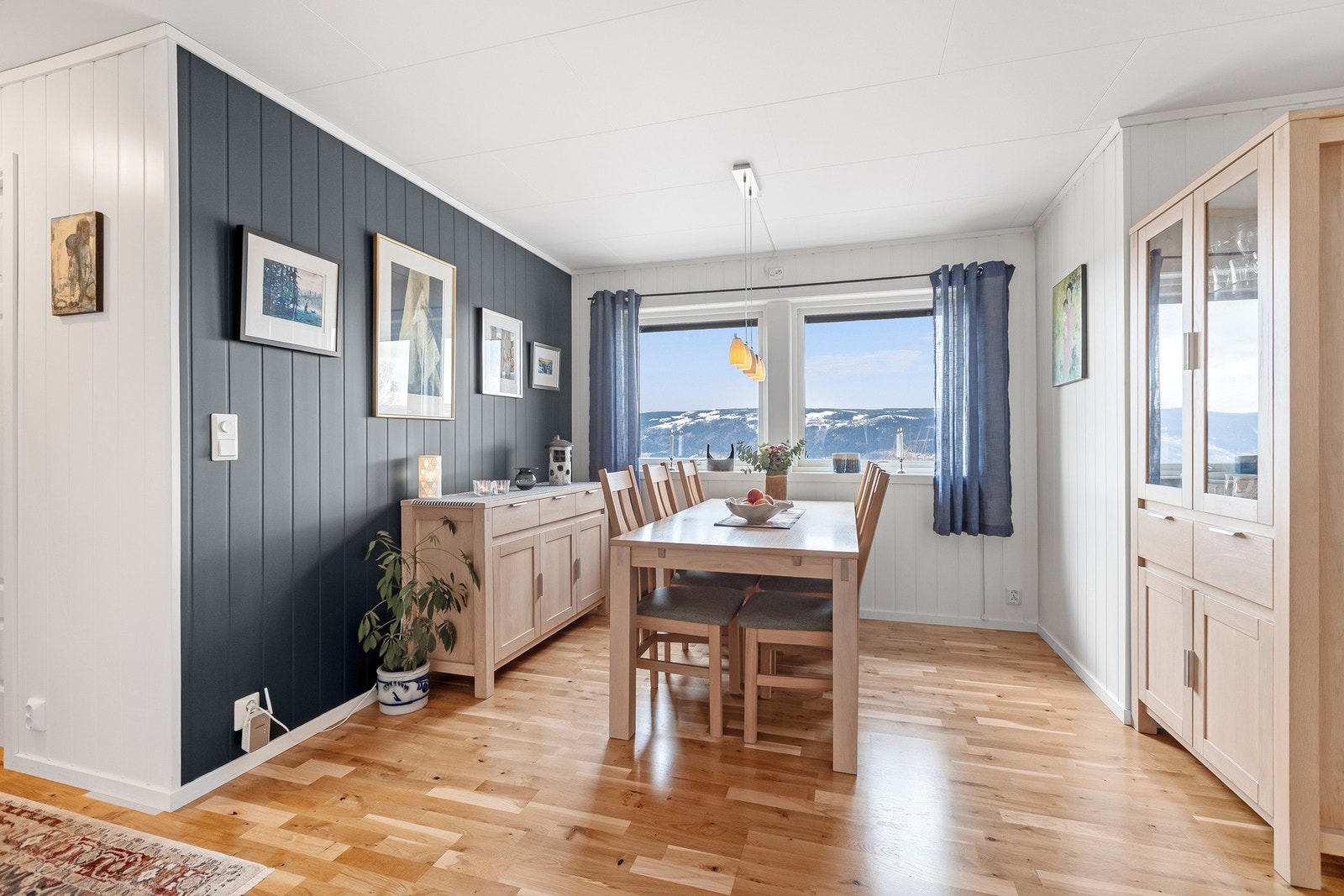 Eget rom for spisestue. Dels åpen løsning til kjøkkenavdelingen. Galleribilde