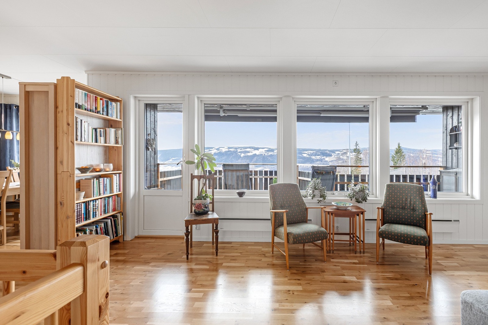 Fra stua er det utgang til vestvendt veranda med god plass for utemøblement. Galleribilde