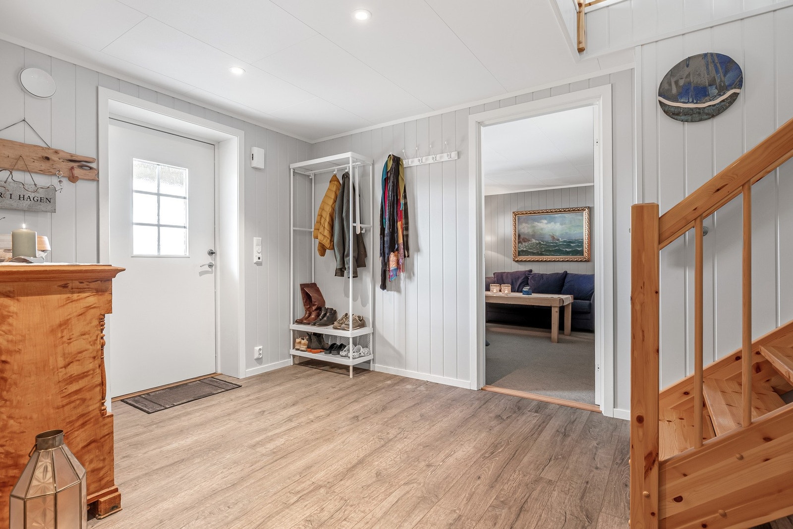 Velkommen inn - romslig entre med god garderobeplass. Galleribilde