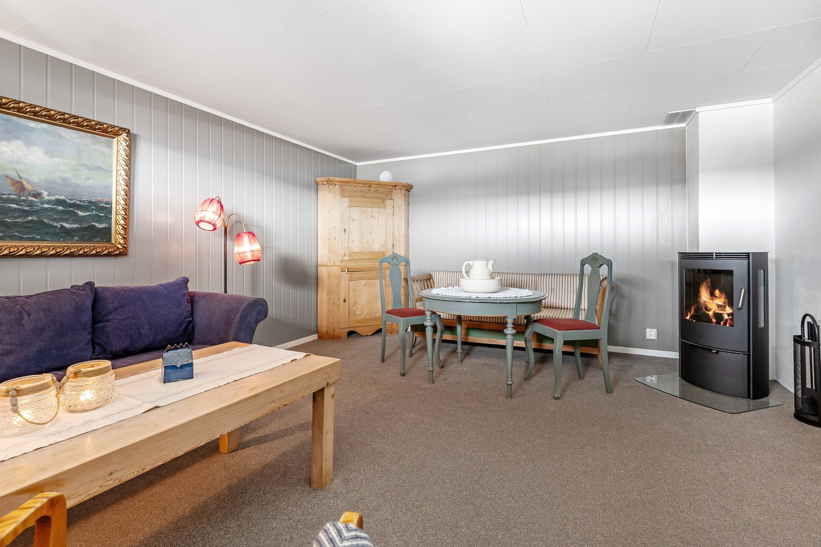 Praktisk og god kjellerstue med nyere peisovn. Galleribilde