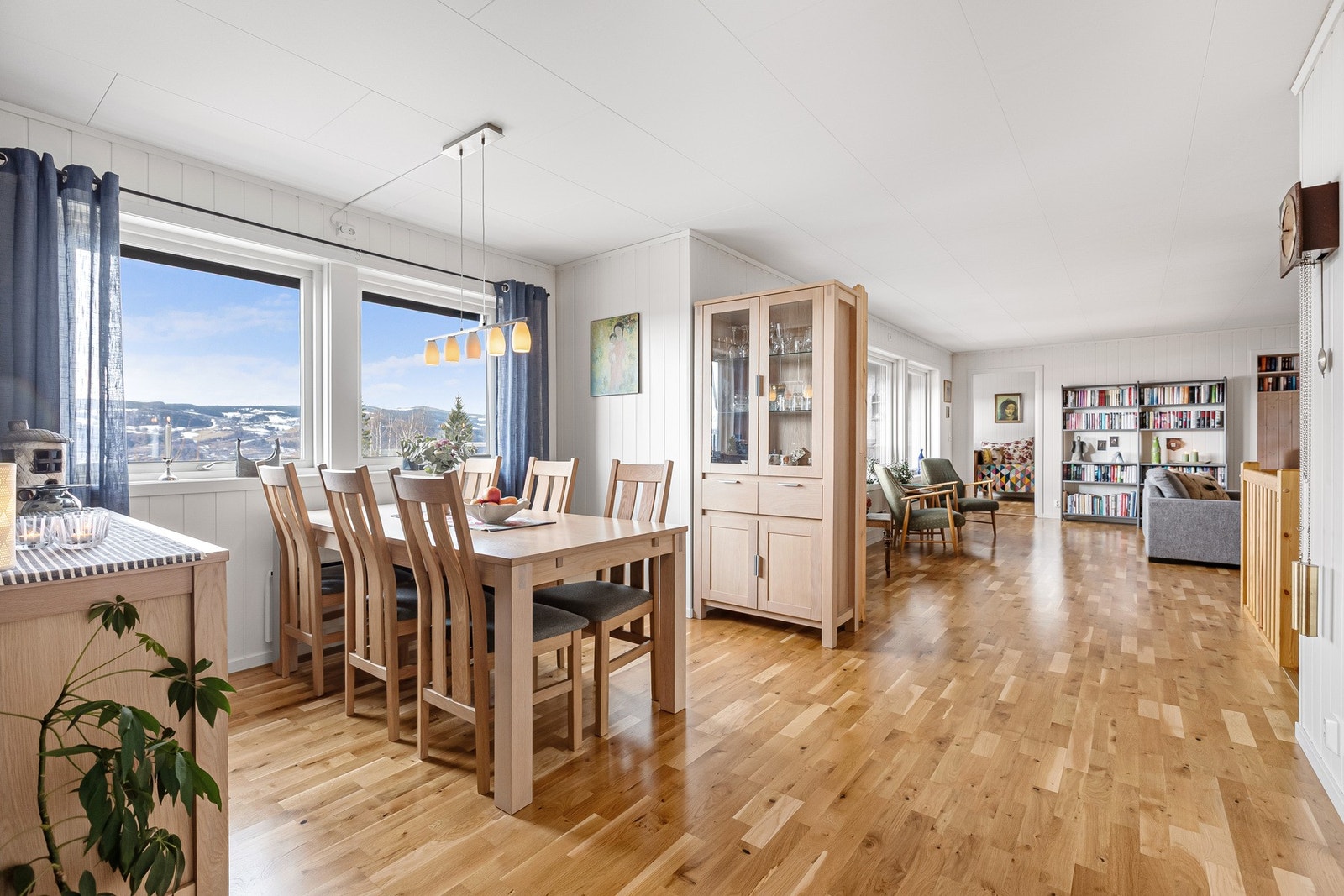 God plass for spisestuemøblement. Dels åpen løsning til hovedstue. Galleribilde