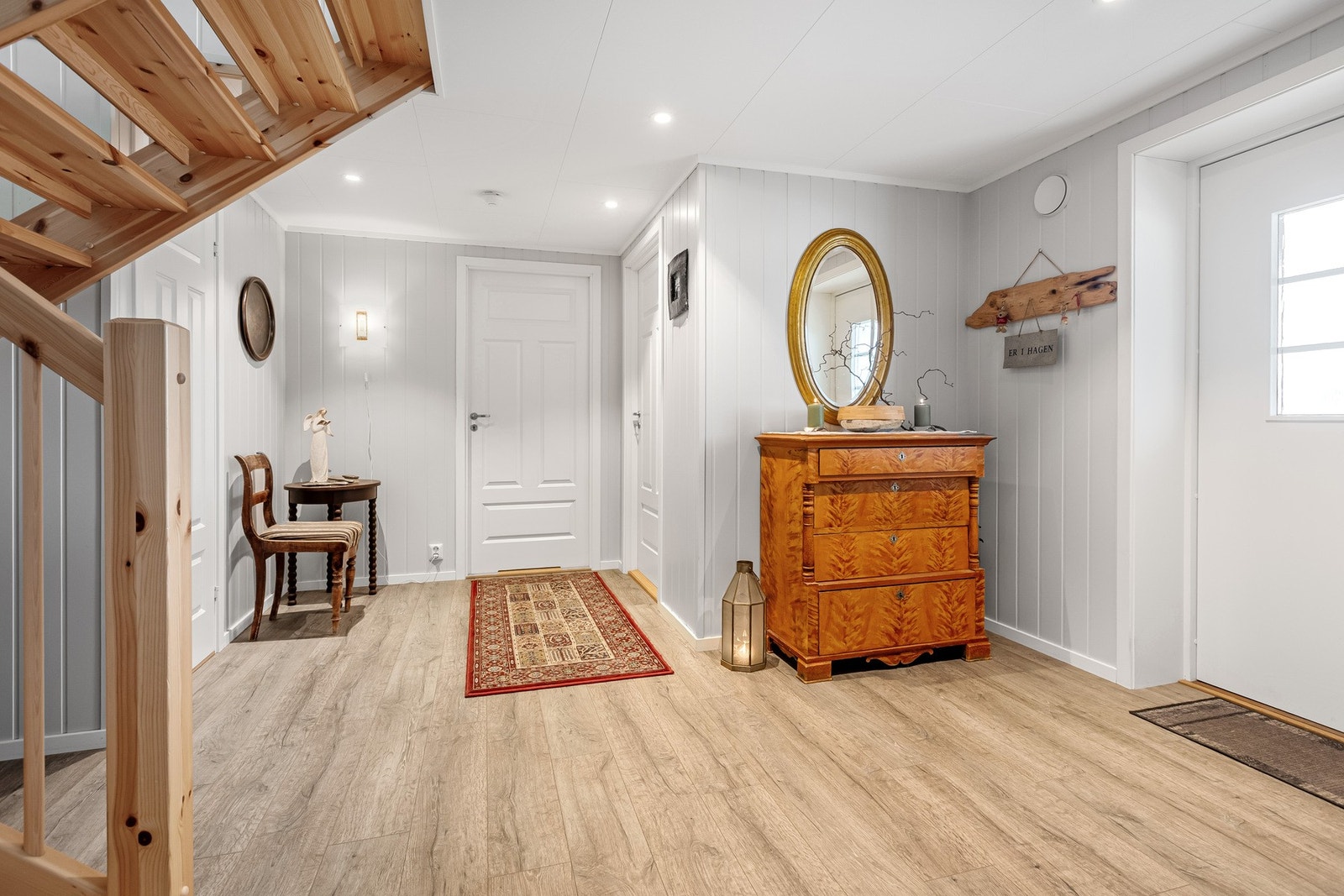 Entre/hall med trapp opp til boligens 1. etasje. Nyere overflater med lysmalte vegger og himlinger. Downlights i himling. Galleribilde