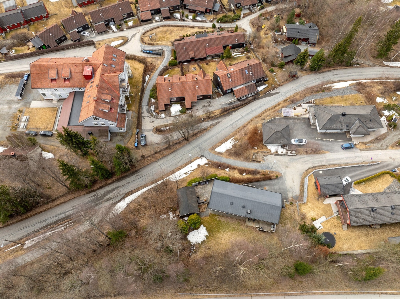 Beliggende i et attraktivt og barnevennlig område i Holteskogen. Boligen ligger i enden av blindveg med lite trafikk Galleribilde