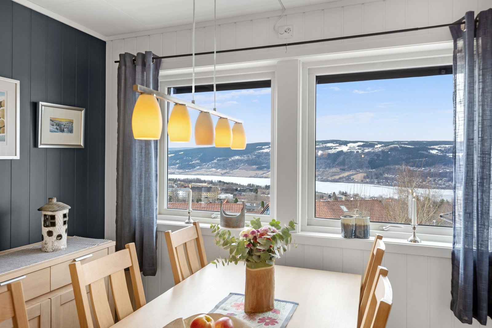 Nydelig utsikt over deler av søndre del av Lillehammer by og nærområdet. Galleribilde