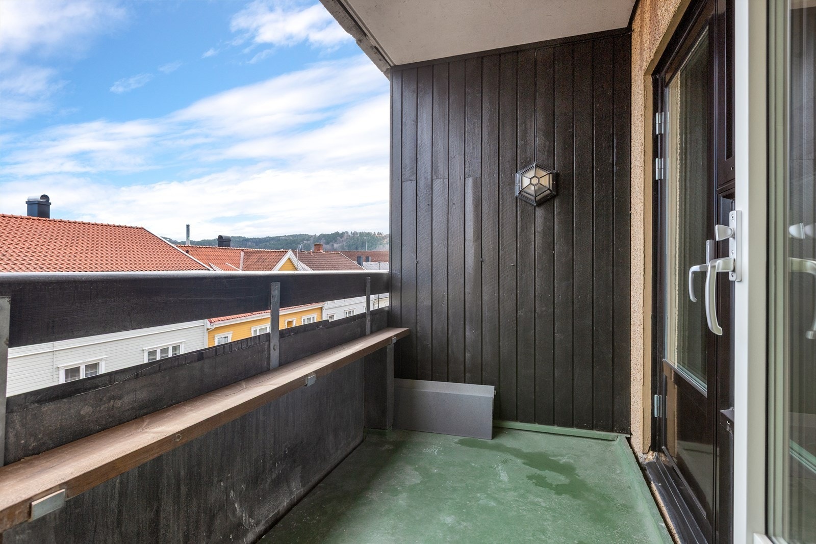 Både soverommet og stue/spisestue har utgang til overbygget balkong på ca. 5 kvm. Galleribilde