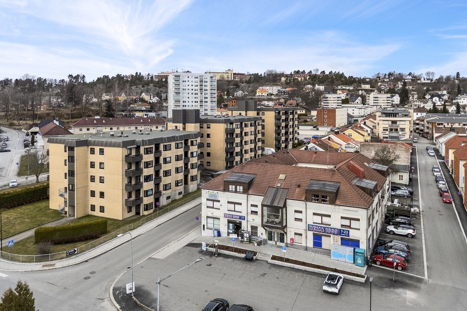 Leiligheten har en meget sentral beliggenhet på nordsiden av Halden sentrum med Rema dagligvarebutikk rett over gata Galleribilde