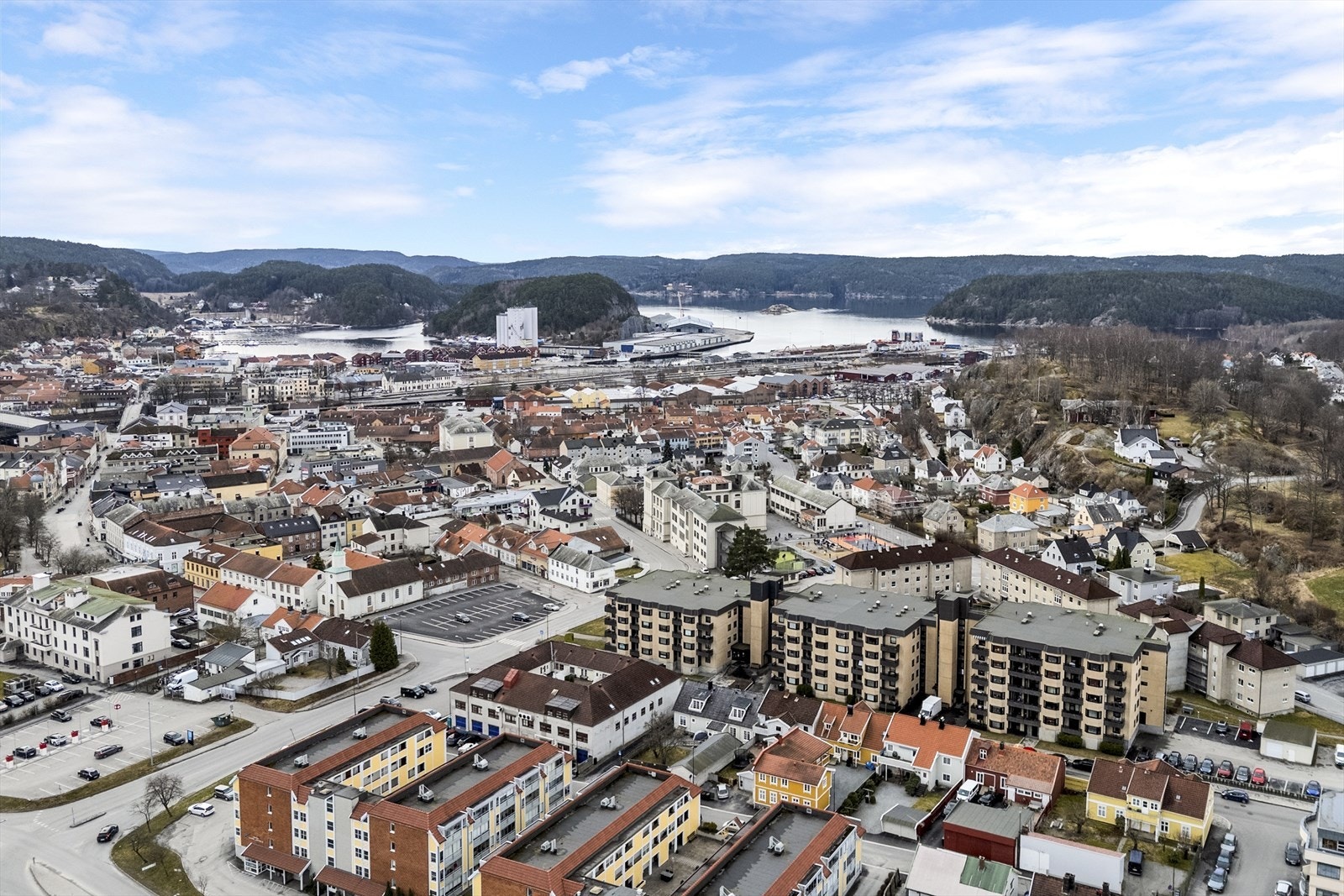 Fra leiligheten er det gangavstand (ca. 1 km.) over til den flotte sydsiden av Halden sentrum med jernbanestasjon, bussholdeplass og til byens fine torg og havneområde med diverse restauranter, puber, gjestehavn, butikker, hoteller, kultursal m.m Galleribilde