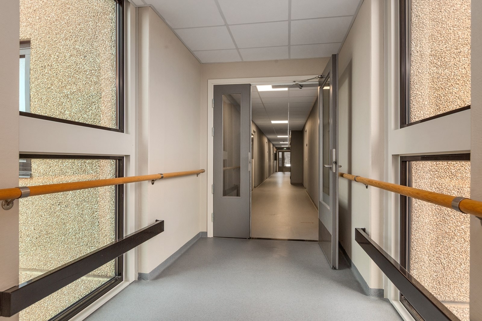 Borettslagets ganger og fellesarealer ble betydelig oppusset i 2018 og fremstår som lyse og trivelige. Det er trappefri atkomst med elektriske døråpnere på alle dører helt frem til leiligheten Galleribilde