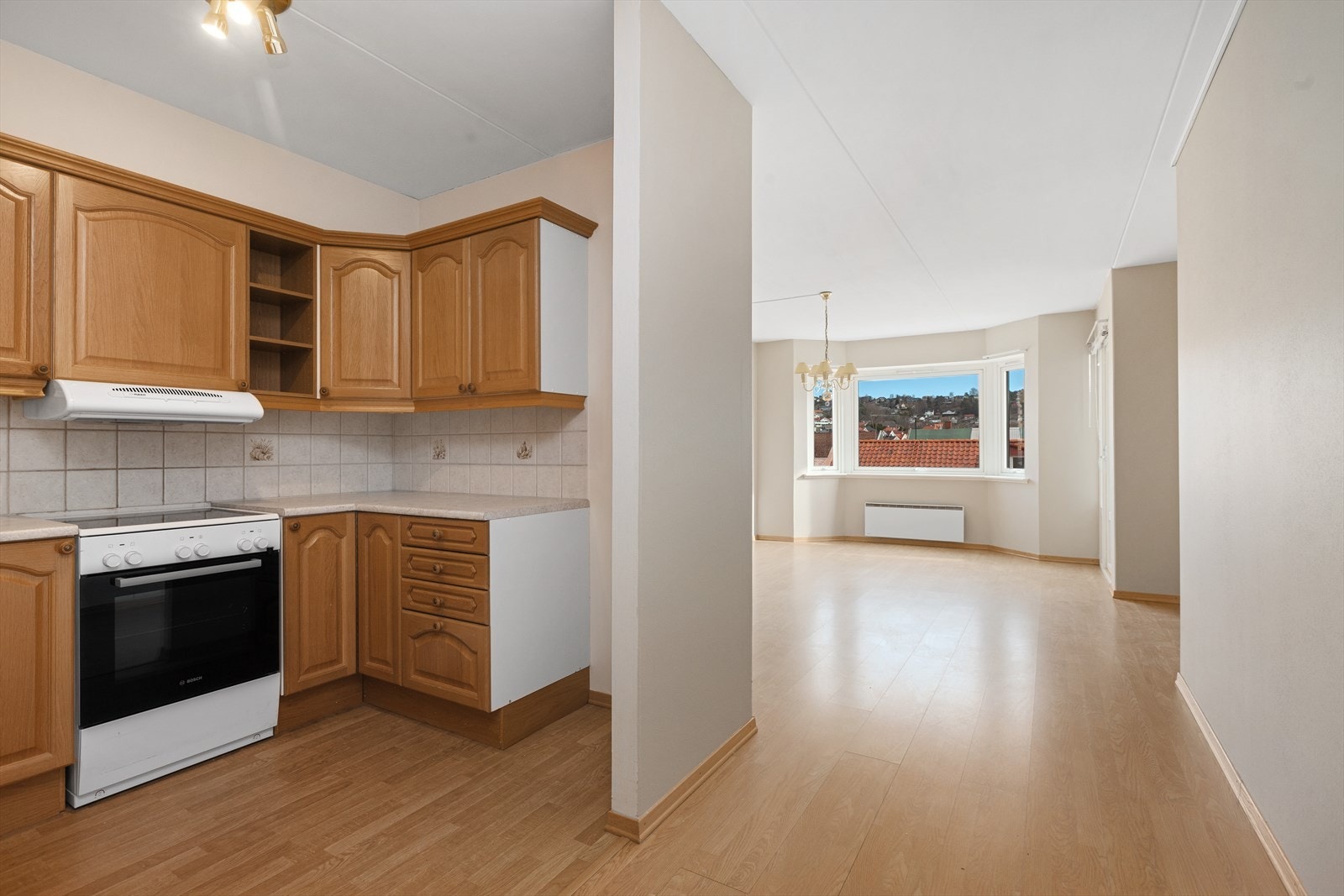 Kjøkkeninnredning med profilerte fronter og med medfølgende hvitevarer (Komfyr med platetopp og oppvaskmaskin) Galleribilde