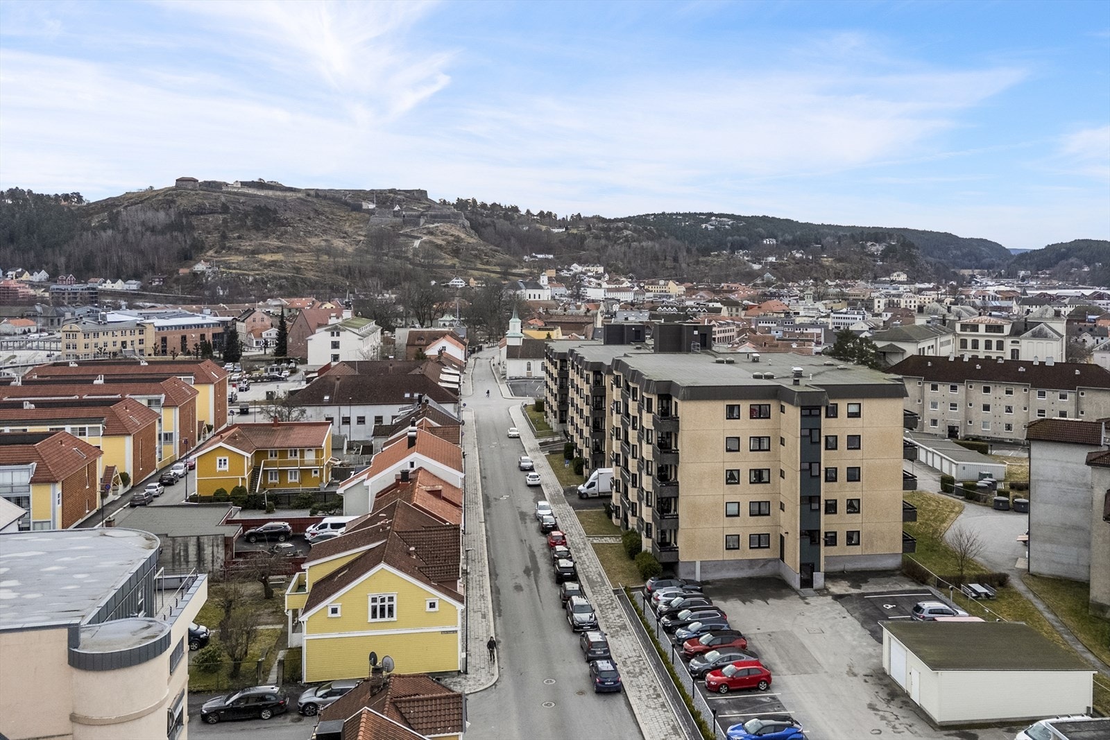 Det er kort gange bort til byens trivelige gågate og til Busterudparken. Der finnes offentlige kontorer, cafeer, restauranter, små butikker og diverse tjenestetilbud Galleribilde