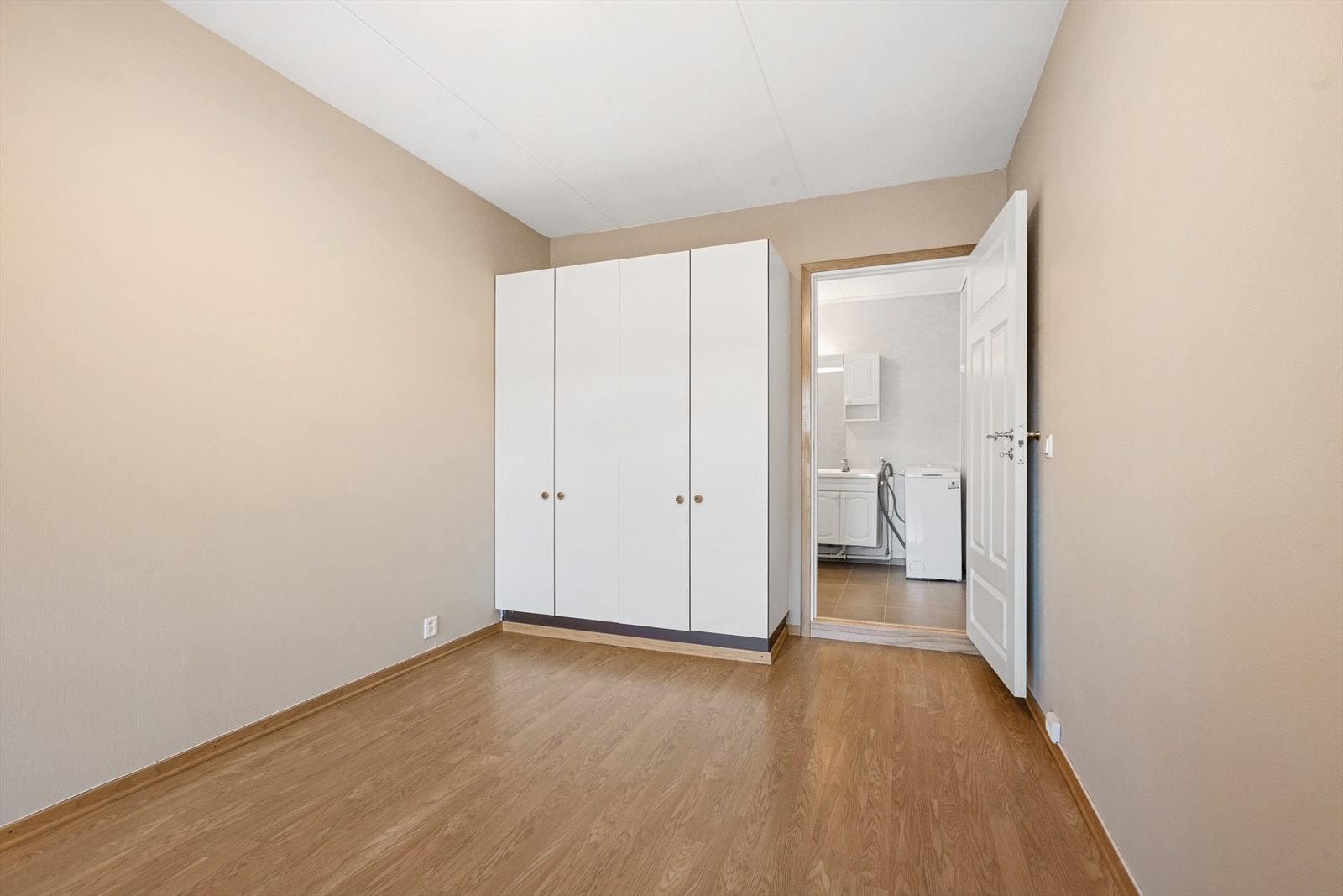 Soverommet har medfølgende garderobeskap og er praktisk innrettet med direkte atkomst inn til badet Galleribilde