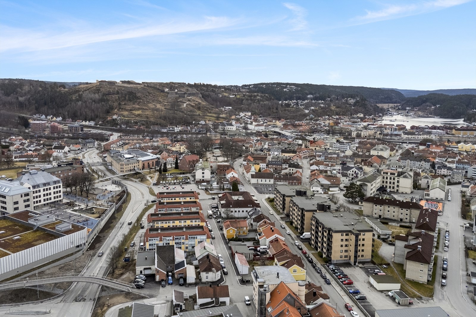 Fra leiligheten er det kort vei (ca. 650 meter) til byens største kjøpesenter/handelsområde mot elven ved Tista senteret og høvleriområdet. Her finnes et mangfold av butikker med et bredt vareutvalg Galleribilde