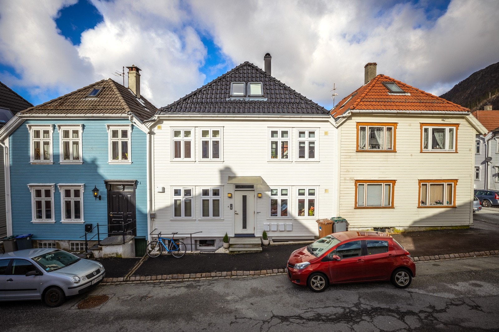 - Leiligheten og bygget ble betydelig påkostet i 2013 med nye vinduer og dører, ny ytterkledning, ny taktekking, oppusset bad, ny kjøkkeninnredning, nytt rør i rør system og nye overflater - Galleribilde