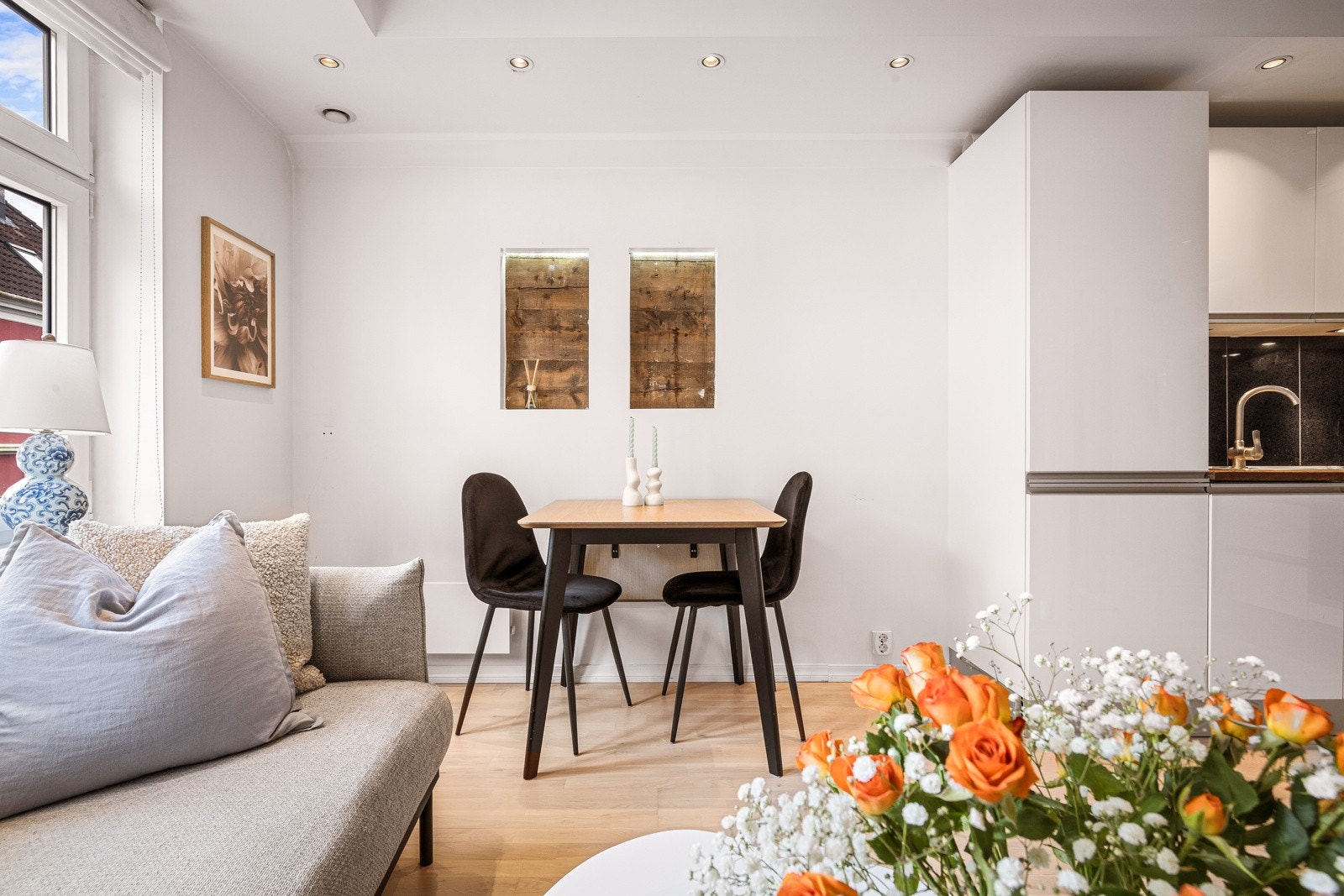 - Leiligheten har fine spesiallagde løsninger med innebyggete hyller ved spisebord og i TV-kroken - Galleribilde