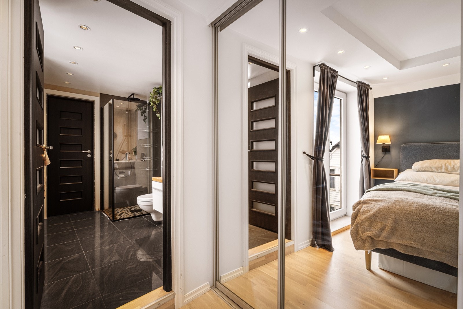 - Stor og praktisk skyvedørsgarderobe - Galleribilde