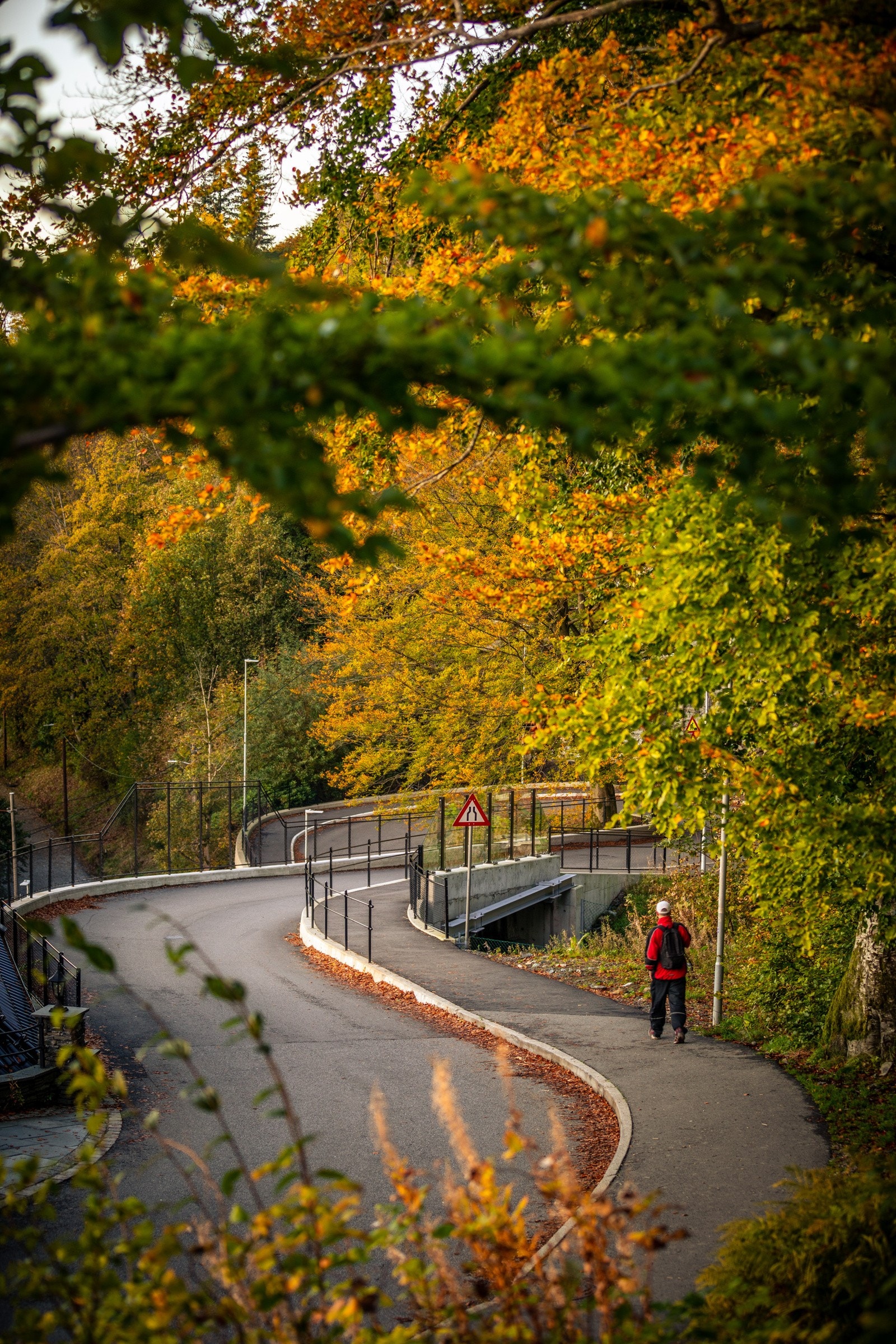 - Nabolaget byr på nok av turmuligheter. Her kan det nevnes bla. Fjellveien, Stoltzekleiven til Sandviksbatteriet, Permisjonsstien og Fløyen - Galleribilde
