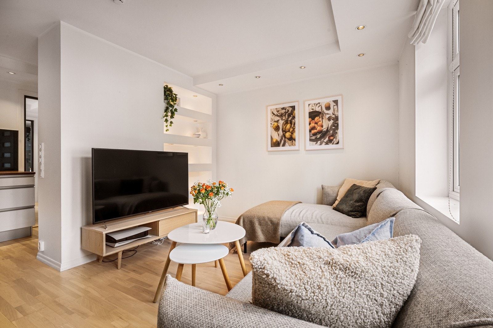 - Stue og kjøkken måler tilsammen 18 kvm og fremstår luftig og romslig - Galleribilde