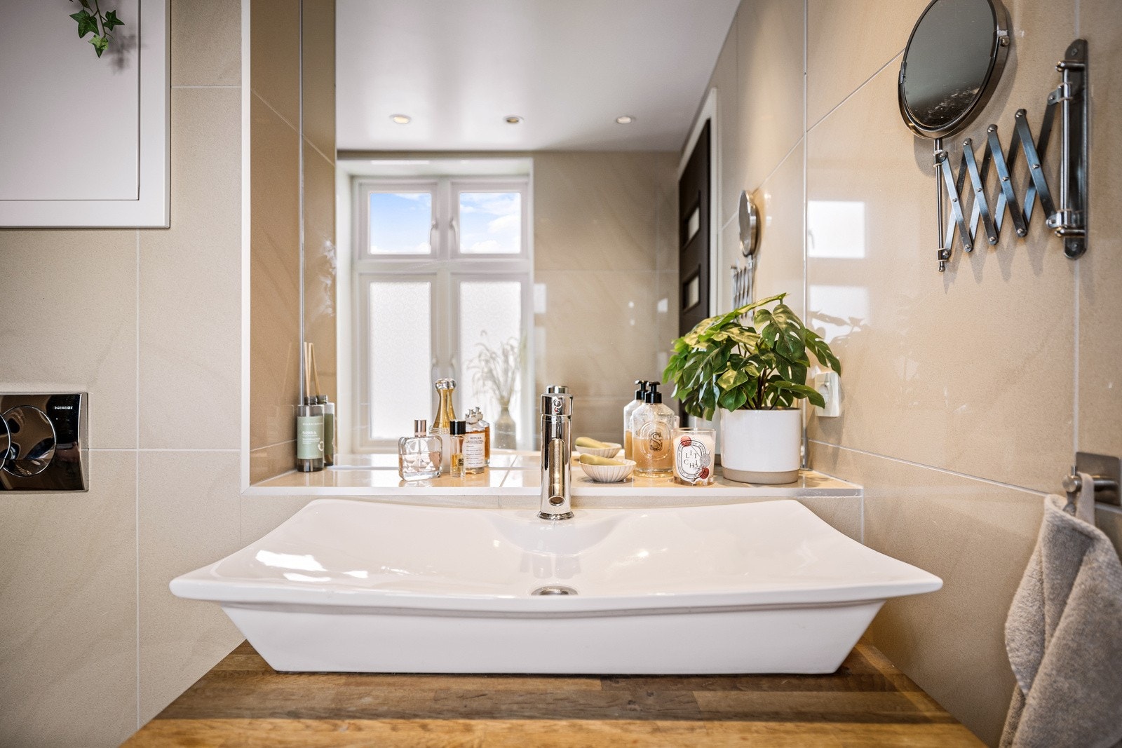 - Badet måler 5,1 kvm og er som resten av leiligheten oppgradert i 2013 - Galleribilde