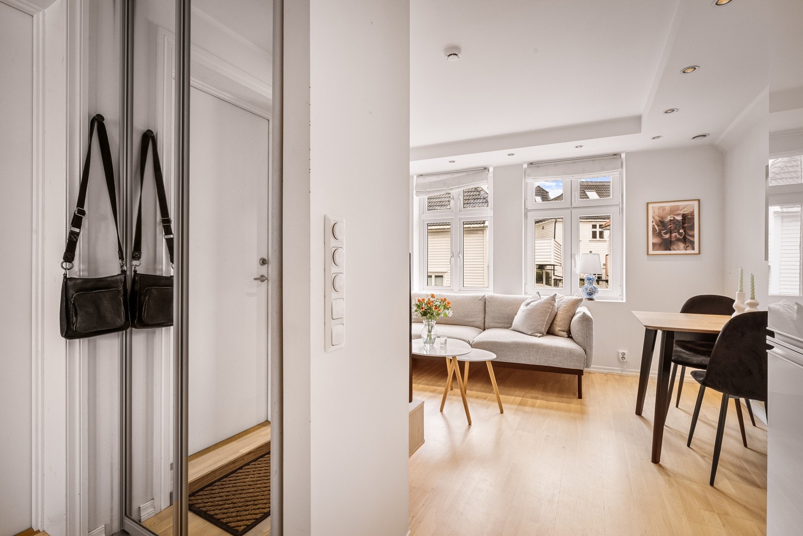 - Det første som møter deg er en liten entré med speilskyvedørsgarderobe - Galleribilde