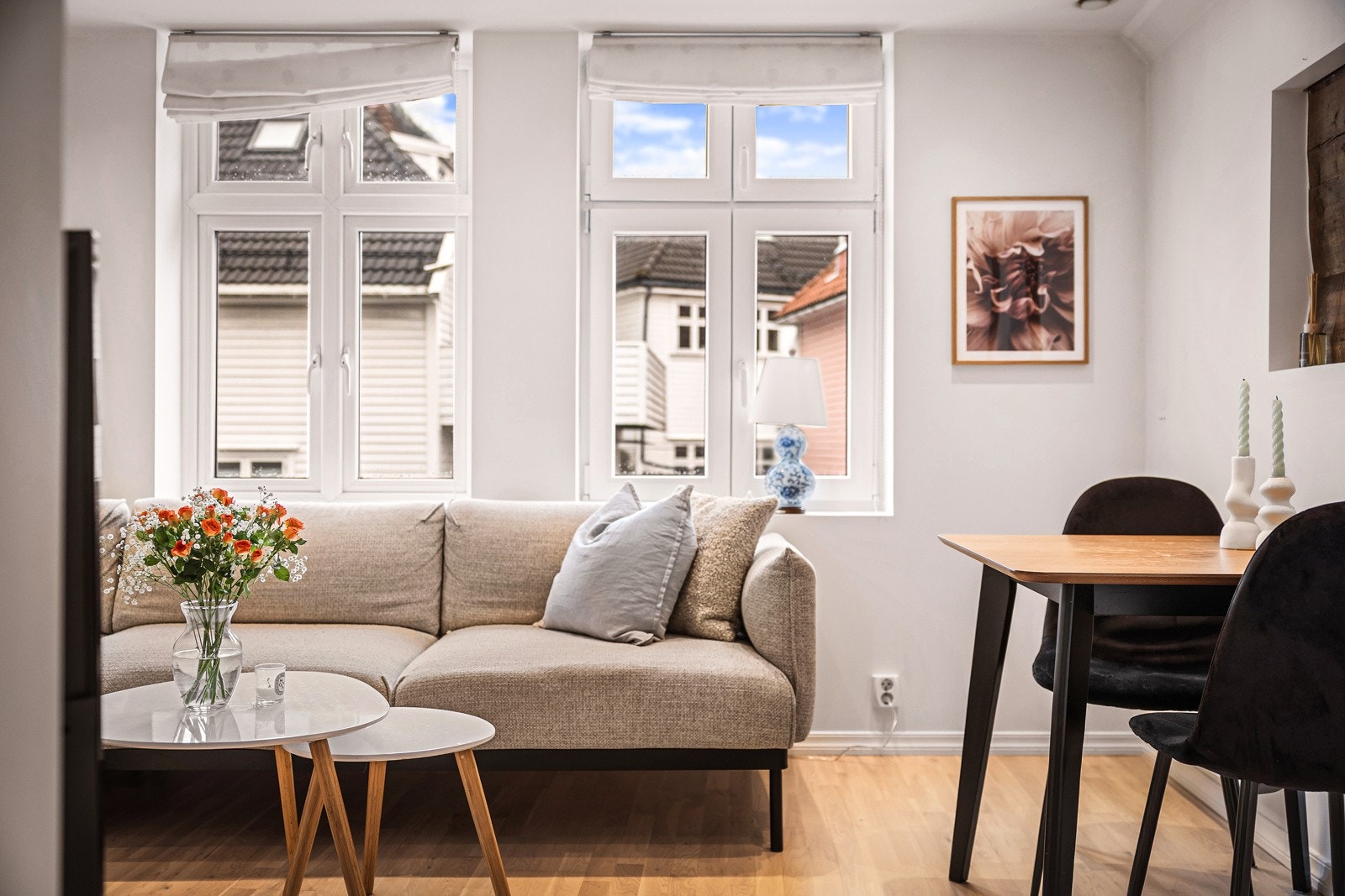 - De store vindusflatene slipper inn rikelig med naturlig lys - Galleribilde