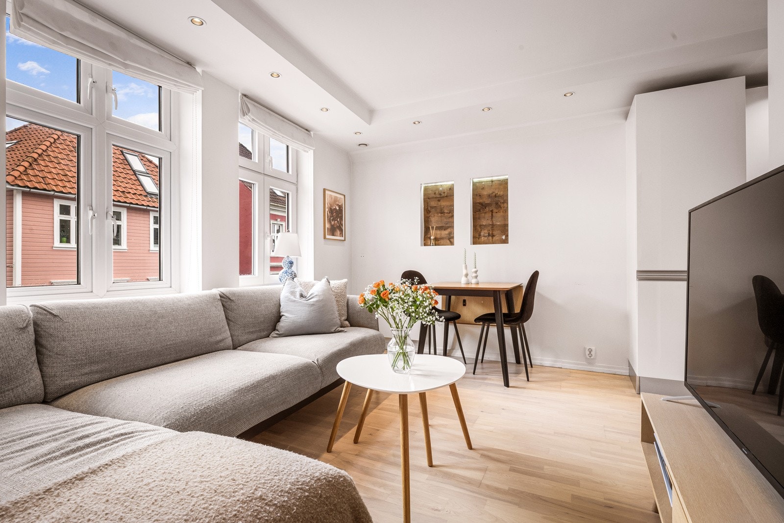 - Den åpne løsningen bidrar til en praktisk arealutnyttelse, og gjør at man enkelt kan innrede med spisestue og sofagruppe i hver sin naturlige sone - Galleribilde