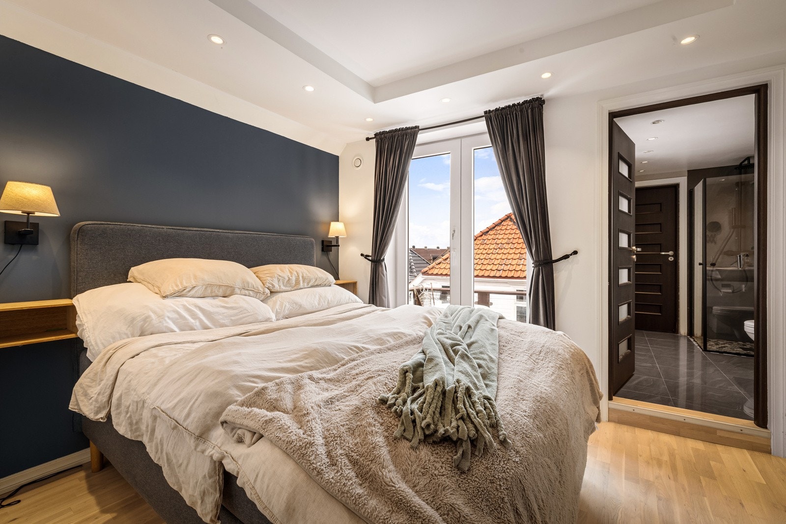 - Her er det god plass til dobbeltseng og nattbord - Galleribilde