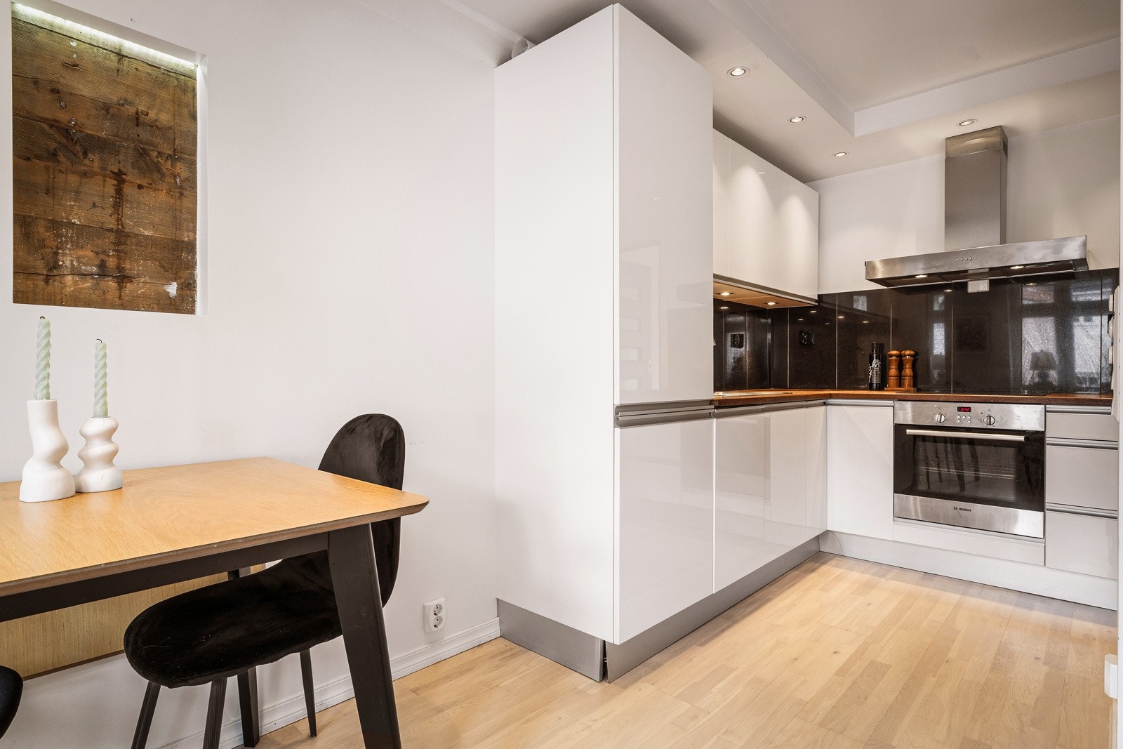 - Kjøkkenet er lyst og stilrent med innredning fra 2013 - Galleribilde