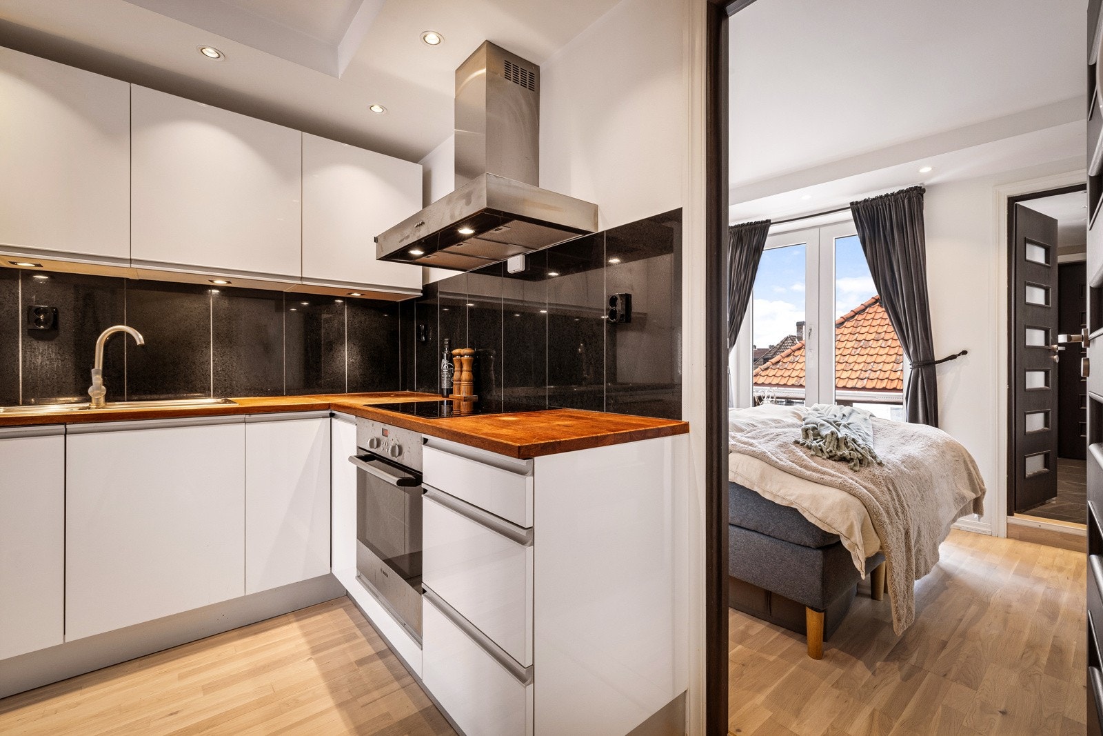 - Kjøkkenet har integrerte hvitevarer, herunder stekeovn, platetopp, oppvaskmaskin og kjøle-/fryseskap - Galleribilde