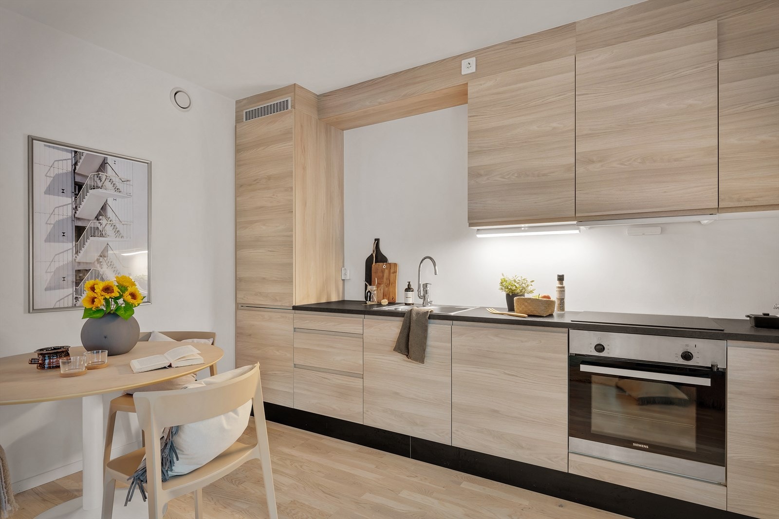 Flott kjøkken med integrerte hvitevarer Galleribilde