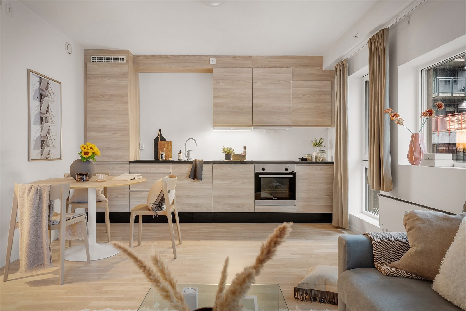 God plass til spisebord ved det flotte kjøkkenet Galleribilde