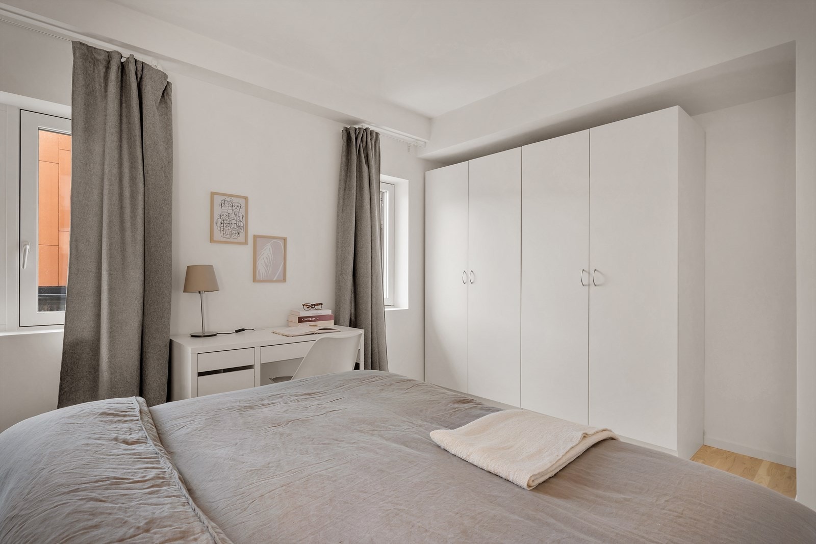 Soverom med dobbelt garderobeskap Galleribilde