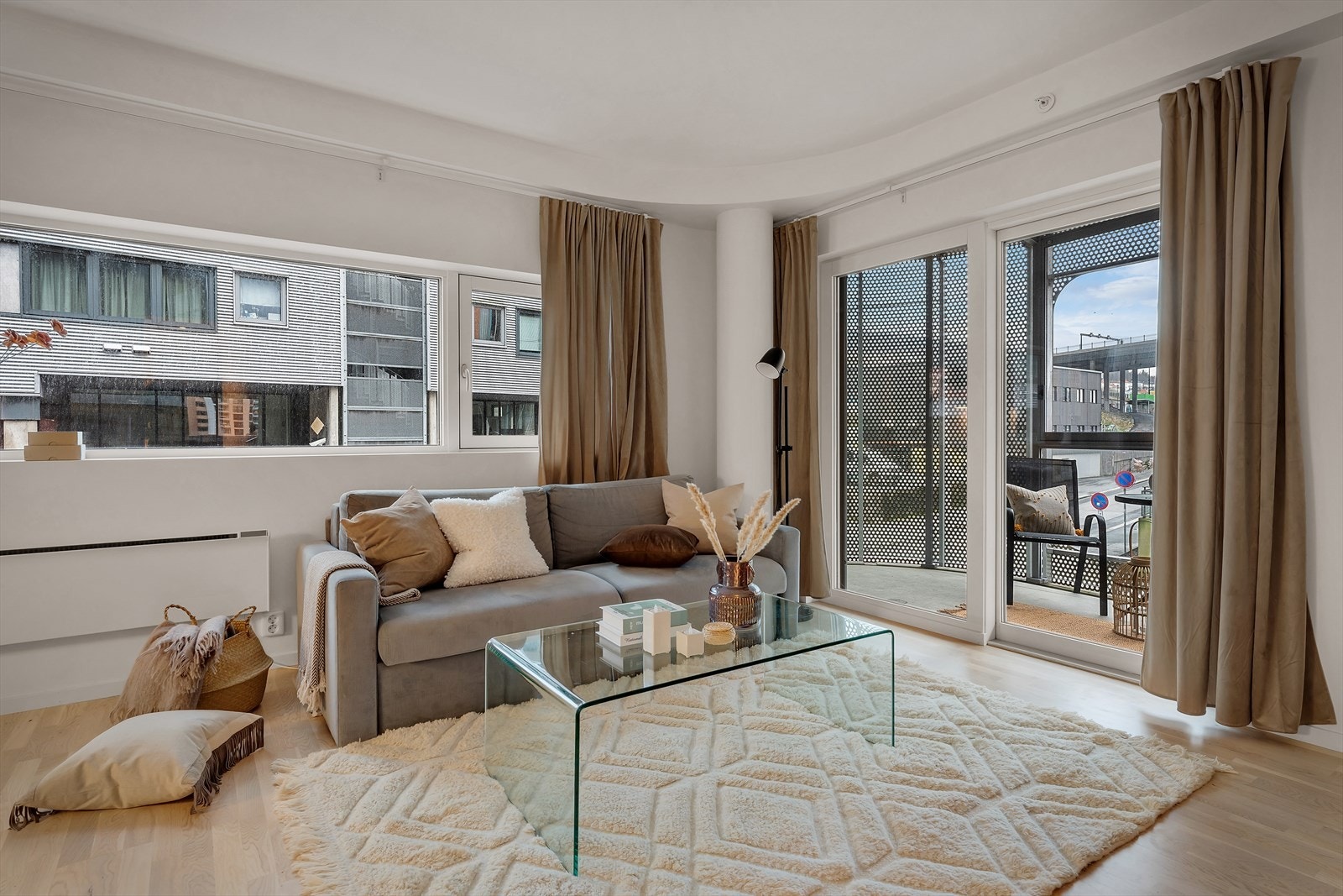 Hjørneleilighet med store vinduer Galleribilde