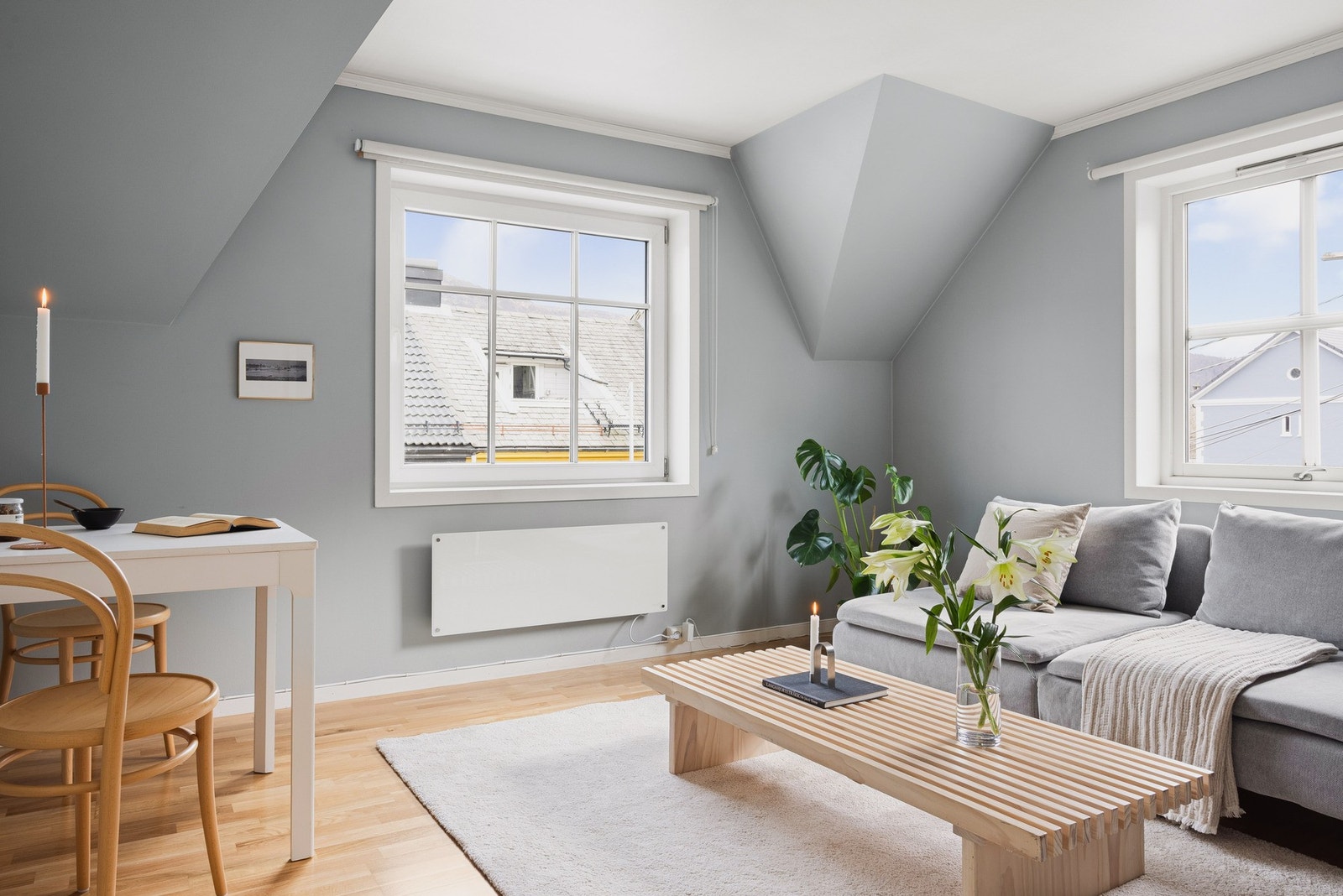 Utformingen av rommet gjør at du enkelt kan innrede etter ønske med plass til sofagruppe i tillegg til spisebord. Galleribilde