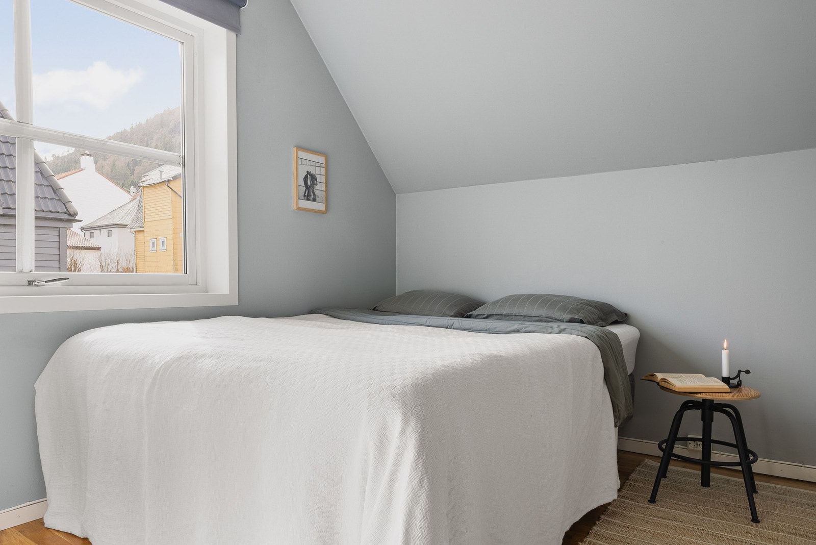 Soverommet i leiligheten er av god størrelse og rommer en dobbeltseng. Det er også plass til å sette inn kommode eller garderobe for oppbevaring Galleribilde