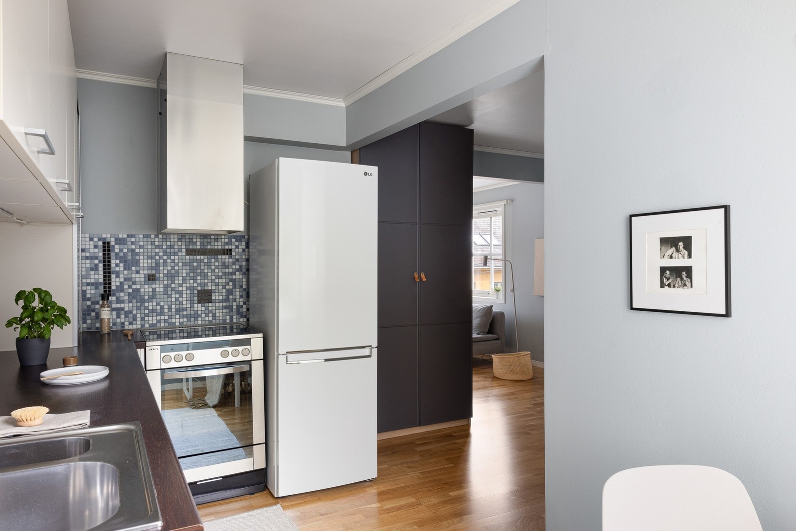 Alle hvitevarer medfølger handelen. Dette inkluderer komfyr, oppvaskmaskin og kjøleskap. Galleribilde