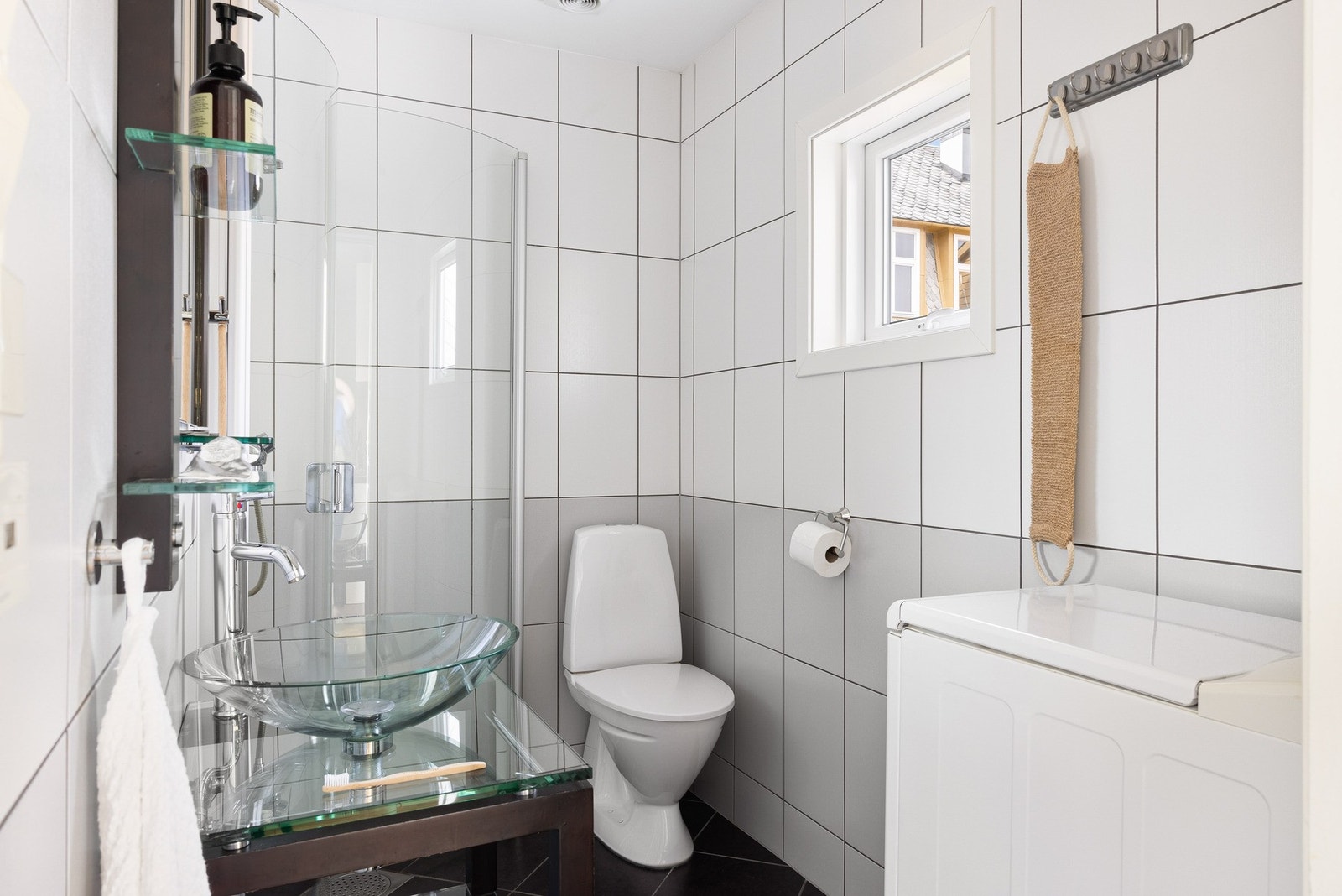 Badet er helfliset med varmekabler i gulv og rør-i-rør system. Galleribilde