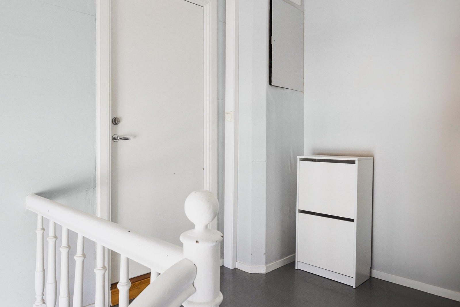 Velkommen inn! Gangen utenfor inngangsdøren har god plass til å sette fra seg sko før du tar turen inn til leiligheten. Galleribilde