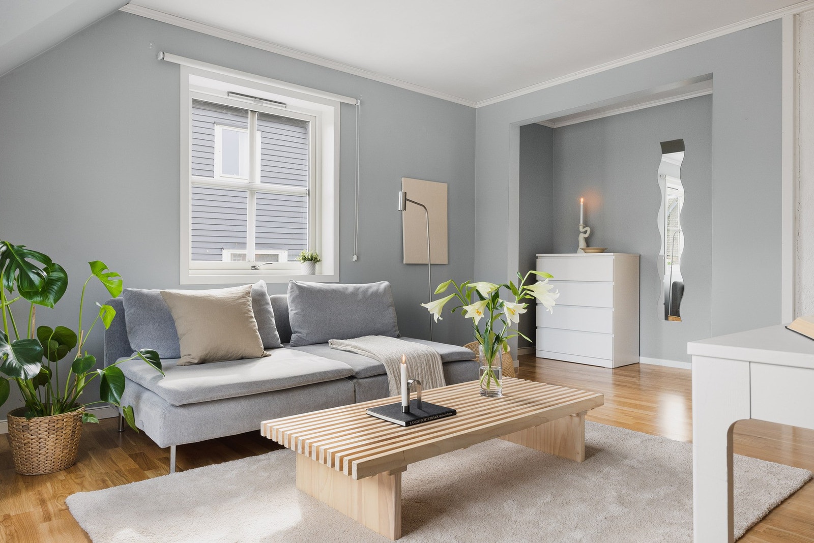 Stuen fremstår åpen og moderne med slette overflater malt i en lun og tidsriktig farge. Galleribilde