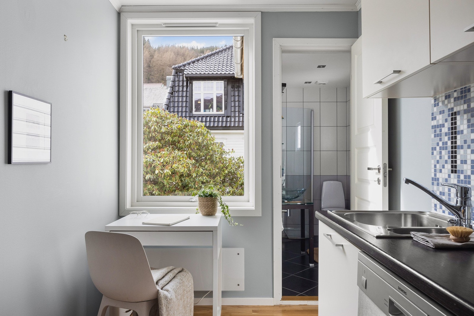 Kjøkkenet har i tillegg en egen liten spisesone ved vinduet, perfekt for frokosten! Galleribilde