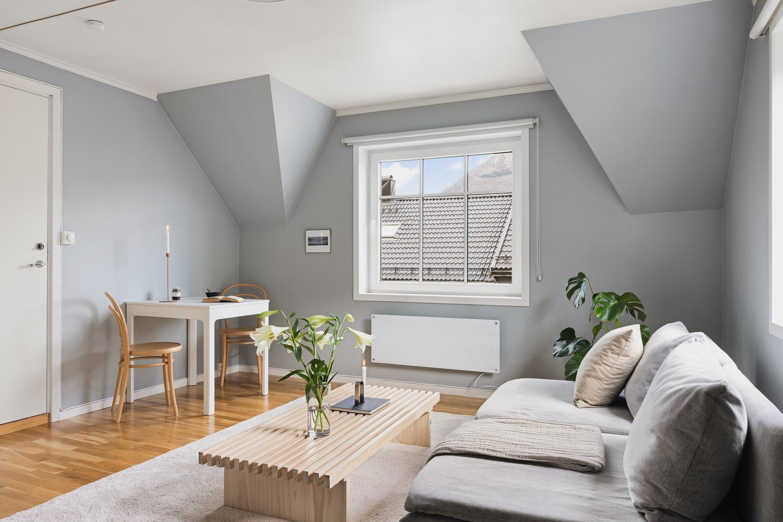 Den gode takhøyden sammen med det store vinduene gjør at rommet føles åpent og luftig. Galleribilde