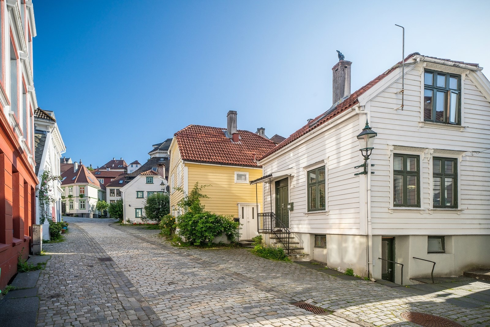 - Noen få minutter fra boligen finner du busstoppet "Komediebakken". I tillegg er det kort gangavstand til nærmeste bybanestopp - Galleribilde