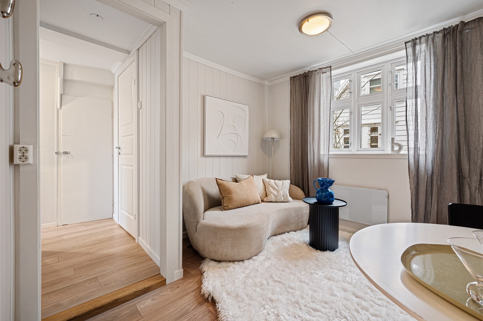 - 1. etasje inneholder entré/trapperom, gang, stue, kjøkken, bad, 2 soverom og bod (ikke godkjent for boligformål) - Galleribilde