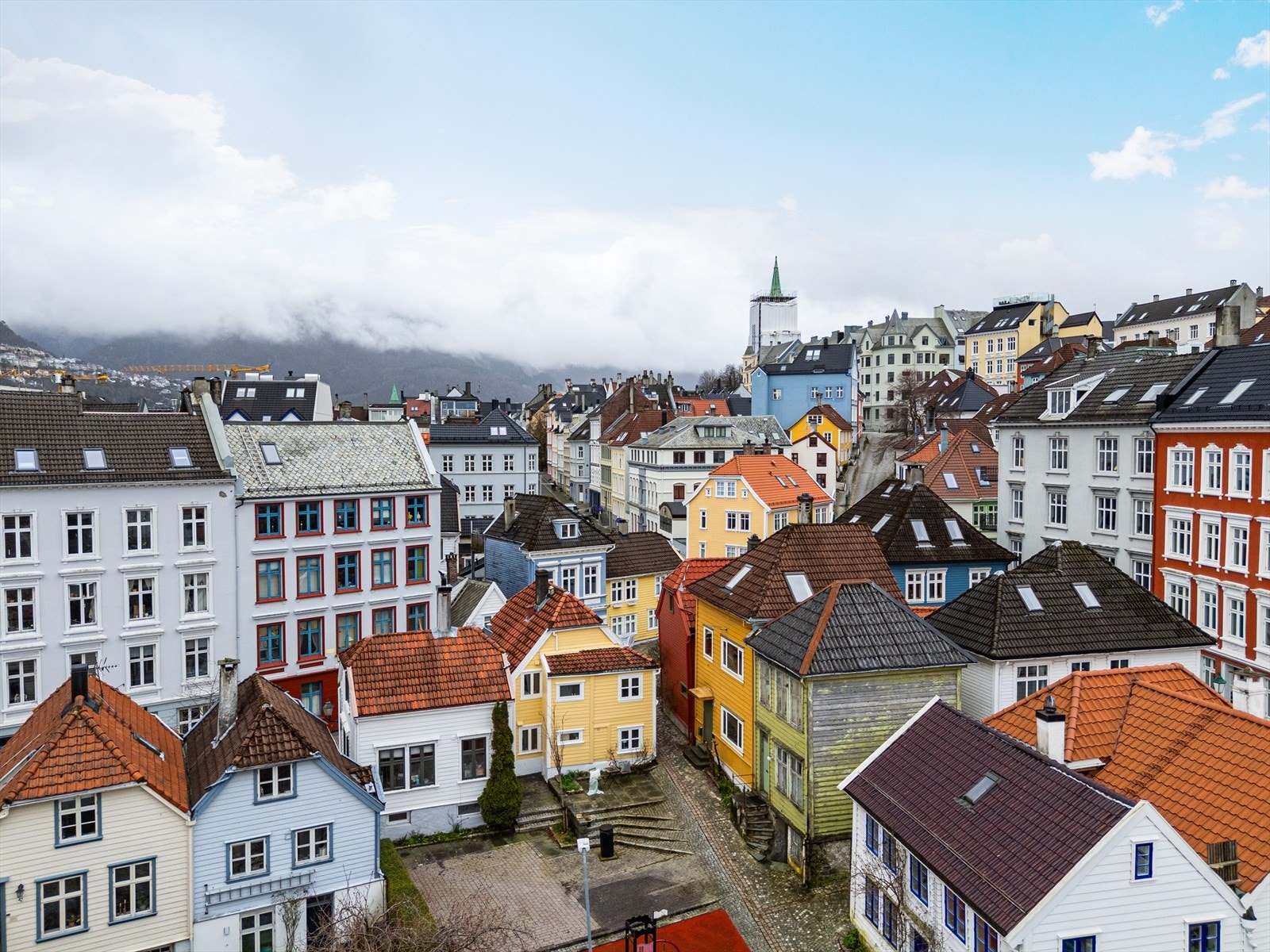 - Bosett deg i et autentisk Bergenssmau uten sjenerende gjennomgangstrafikk - midt i hjertet av Bergen sentrum - Galleribilde