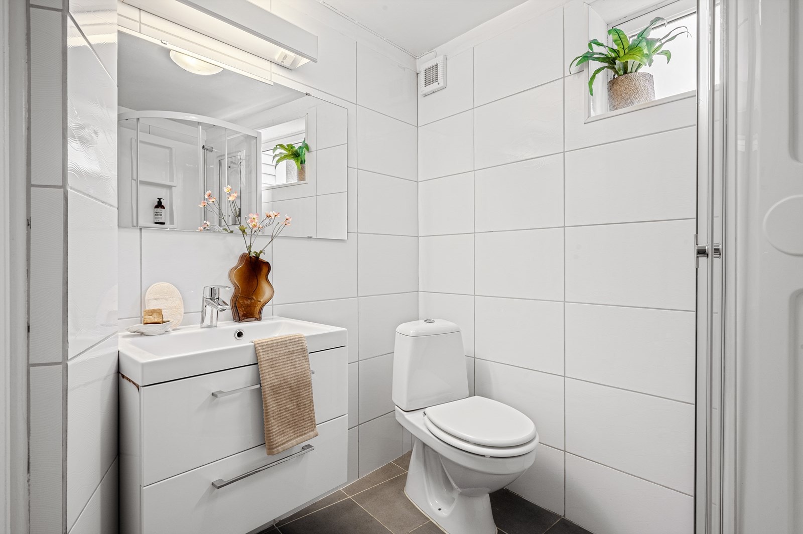 - Videre tilkomst til helfliset baderom på 3,3m² - Galleribilde